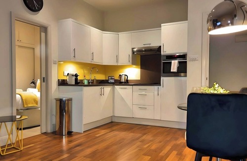 Notting Hill Condo | *NEW* Notting Hill - It's The One One One! (2)