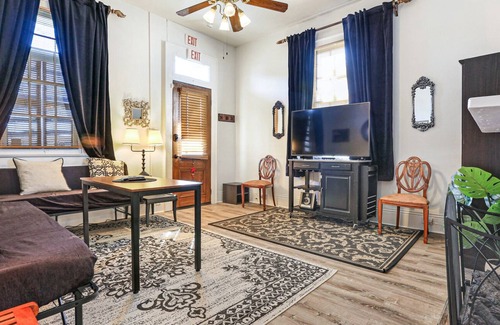 New Orleans Apartment | New! Oak St Fun near Levee & Streetcar!