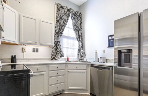 New Orleans Apartment | New! Oak St Fun near Levee & Streetcar!