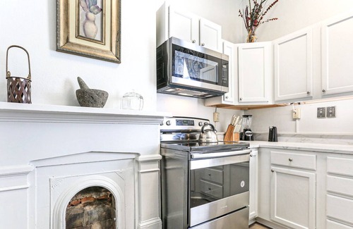New Orleans Apartment | New! Oak St Fun near Levee & Streetcar!