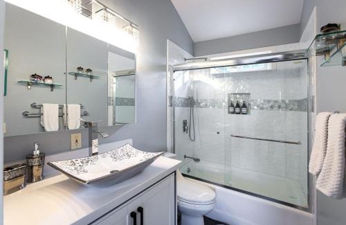 Guerneville House | New Oasis -Spa -Firepit -BBQ- Decks-Pet friendly