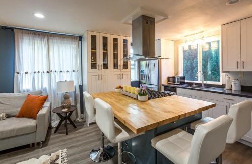 Guerneville House | New Oasis -Spa -Firepit -BBQ- Decks-Pet friendly