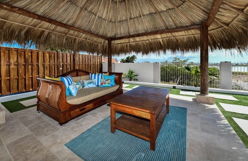 Malmok Cottage | New! Ocean View With Rooftop Terrace in Malmok!