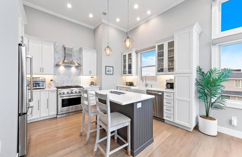 North Beach Haven House | New Oceanfront in Peahala Park . Sleeps 11 .