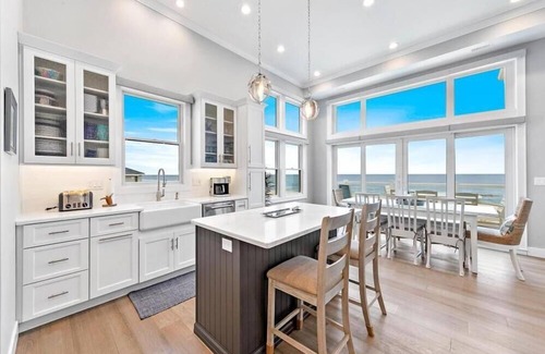 North Beach Haven House | New Oceanfront in Peahala Park . Sleeps 11 .