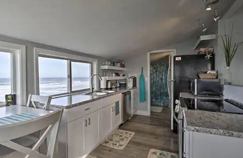 Newport Condo | NEW! Oceanfront Newport Condo w/Deck & Views!