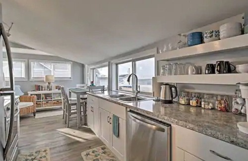Newport Condo | NEW! Oceanfront Newport Condo w/Deck & Views!