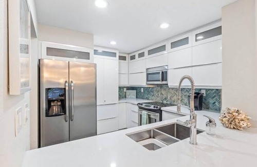 Rock Harbor House | NEW! OCEANVIEW! 2 Kings, Pools, Pickleball, Hot tubs,Tennis, Speakeasy Gameroom