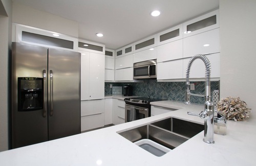 Rock Harbor House | NEW! OCEANVIEW! 2 Kings, Pools, Pickleball, Hot tubs,Tennis, Speakeasy Gameroom