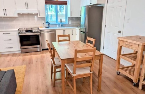 Langford House | New on Vrbo - 5.0 stars Top 1% Airbnb -nPrivate Garden Suite - Free car charger