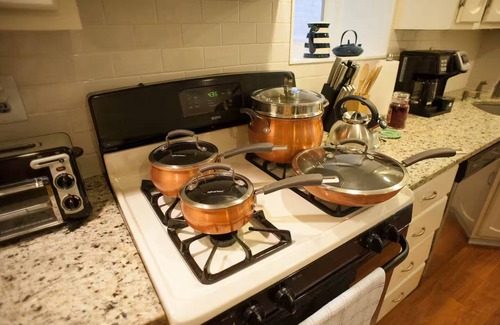 South Baltimore House | NEW ON VRBO ★ Fed Hill★Family★ 3BR 2BA★2 Parkings★Full Kitch★Walk score 92