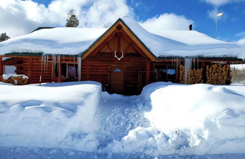 Daniel House | NEW on VRBO! Winter wonderland! GORGEOUS cabin & remote location in Daniel, WY!
