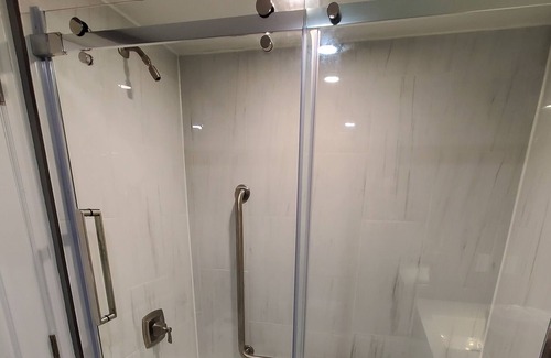 Port Colborne House | New Outdoor Hot Tub, 3 Bedrooms with Ensuite Bathrooms, Private Entrance.