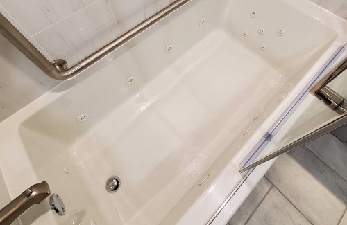 Port Colborne House | New Outdoor Hot Tub, 3 Bedrooms with Ensuite Bathrooms, Private Entrance.