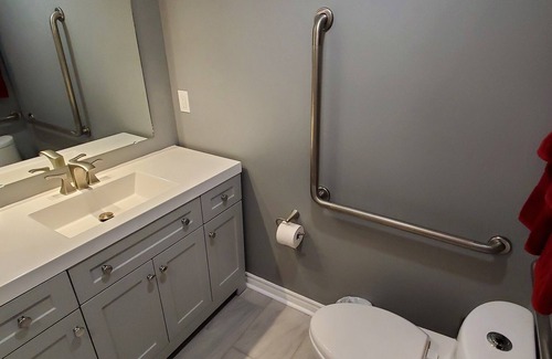 Port Colborne House | New Outdoor Hot Tub, 3 Bedrooms with Ensuite Bathrooms, Private Entrance.