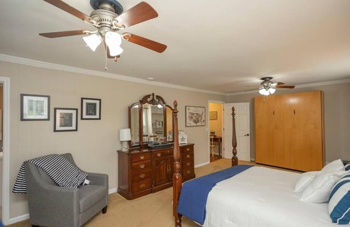 Franklin House | NEW Outdoor Oasis Pool, Hot Tub, Firepl, 6 bedr