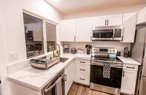 Pacific Beach Condo | New Pacific Beach Zen Studio! Hot Tub, A/C, Parking, Outdoor shower, BBQ, Desk