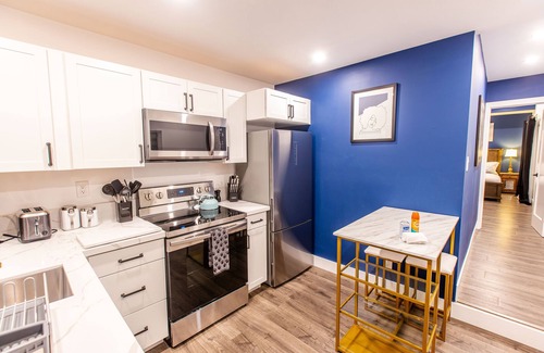 Pacific Beach Condo | New Pacific Beach Zen Studio! Hot Tub, A/C, Parking, Outdoor shower, BBQ, Desk
