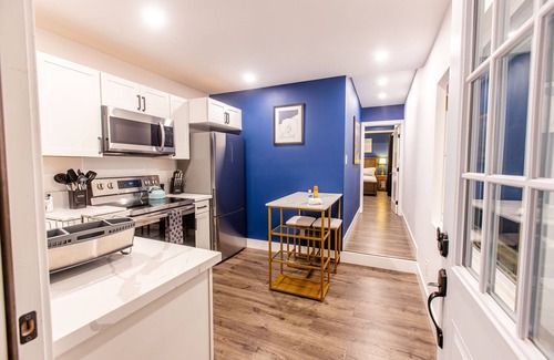Pacific Beach Condo | New Pacific Beach Zen Studio! Hot Tub, A/C, Parking, Outdoor shower, BBQ, Desk