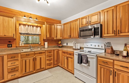 Ashe County Cabin | NEW! Paradise Valley Hideaway | Stunning MTN views