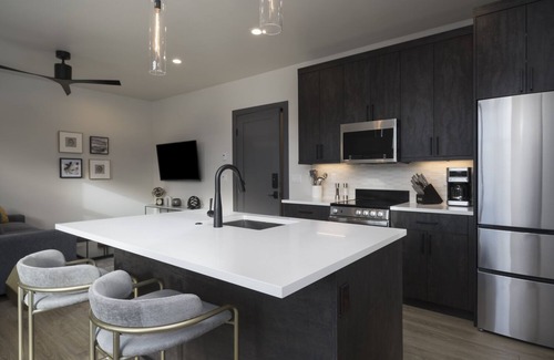 Breckenridge Condo | New! Park Ave Flat 14, Brand new Luxury Condo, Minutes to Everything!