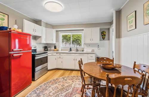 Piqua House | NEW-Parrot Head Haven-3BR-1BA-Themed-Bar-Patio