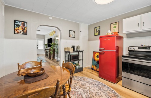 Piqua House | NEW-Parrot Head Haven-3BR-1BA-Themed-Bar-Patio