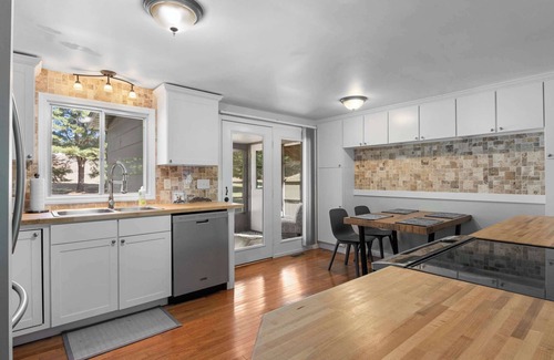 Bellaire House | New - Peaceful 4-bed getaway across from Clam Lake