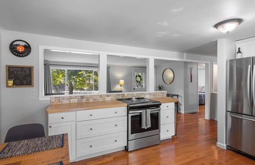 Bellaire House | New - Peaceful 4-bed getaway across from Clam Lake