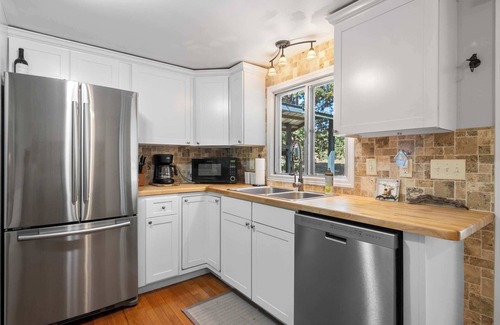 Bellaire House | New - Peaceful 4-bed getaway across from Clam Lake