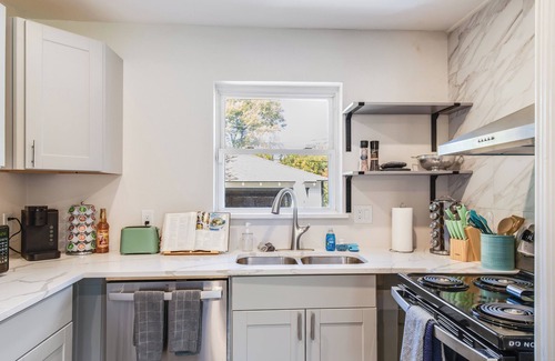 Dallas House | NEW! Peaceful and Modern Getaway Near Key Attractions!