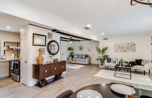 Dallas House | NEW! Peaceful and Modern Getaway Near Key Attractions!