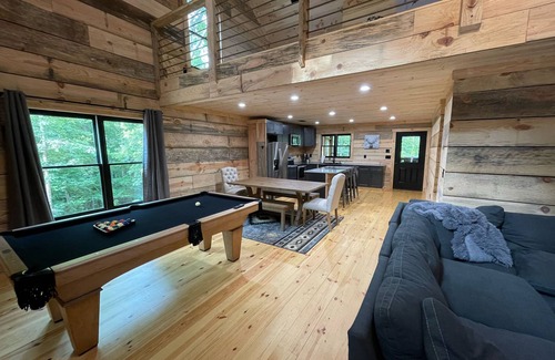 Demorest Cabin | NEW - Peaceful Bear CABIN - 3BR/2BTH - Hot Tub - Quiet