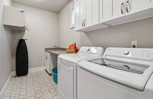 Eagle House | NEW! Peaceful Parkside Escape | High-End Kitchen | Screened Patio | BBQ | Steps to River Greenbelt