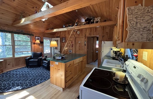 Cook Cabin | New Peaceful Retreat/Frazer Bay w/2 bedrooms 1 bath, 2 docks, fits 3 boats, wifi