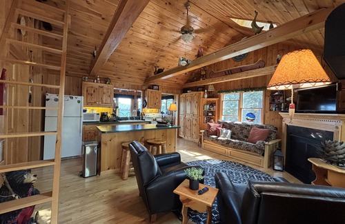 Cook Cabin | New Peaceful Retreat/Frazer Bay w/2 bedrooms 1 bath, 2 docks, fits 3 boats, wifi