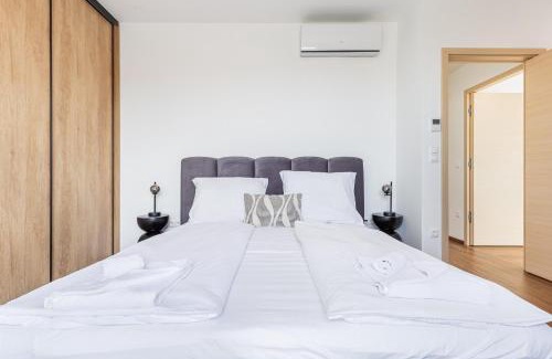 Belso-Ferencvaros Apartment | New Penthouse w double parking, panoramic balcony