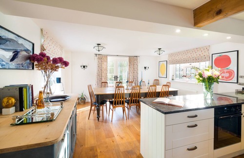 Winterbourne Stoke Cottage | NEW Pet & Family Friendly Luxury Till Cottage & Riverside Gardens nr Stonehenge