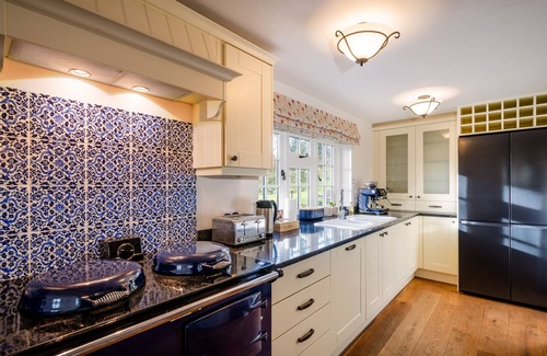 Winterbourne Stoke Cottage | NEW Pet & Family Friendly Luxury Till Cottage & Riverside Gardens nr Stonehenge