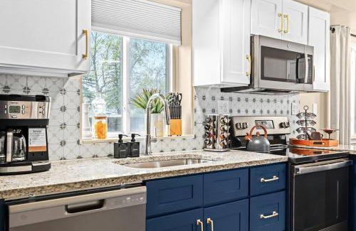 Roseville Apartment | New! Pet-Friendly 1BR in the heart of Roseville!
