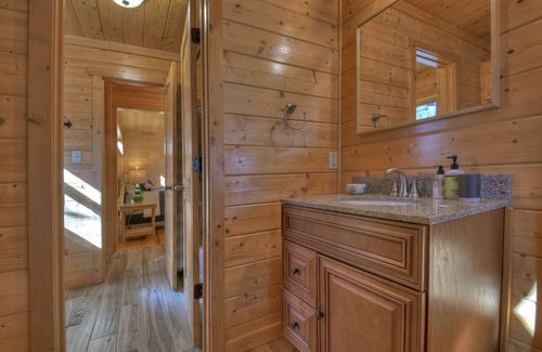 McCaysville Cabin | New! Pet-friendly, and creekfront in the gorgeous GA mountains.