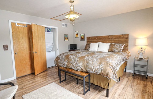 Grand Lake Cabin | NEW Pet Friendly Cabin! Cozy and timeless w/ample outdoor space and firepit!