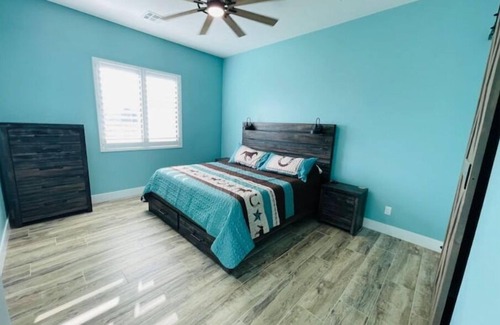 Anthem House | New Phoenix Guesthouse with a Pickleball Court