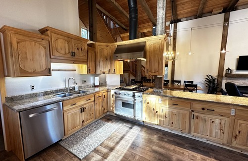 Garden Valley Cabin | NEW! Pineview Lodge. Gorgeous Lodge with access to PRIVATE Hot Springs Pools