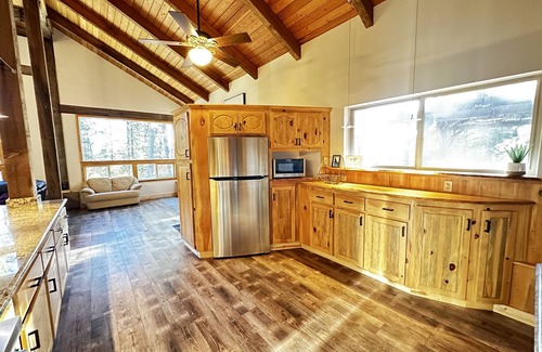Garden Valley Cabin | NEW! Pineview Lodge. Gorgeous Lodge with access to PRIVATE Hot Springs Pools