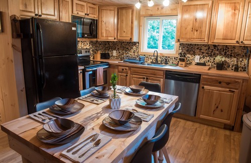 Albrightsville House | New Pocono Mountain Cabin & NEW 7 Person Hot tub & Playground new Gaming system!