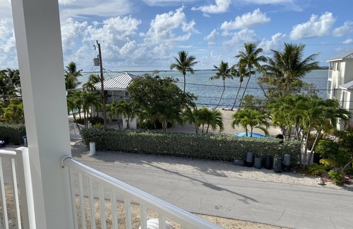 Breezeswept Beach Estates House | New Pool & built in Jacuzzi, Ocean views, 2 large decks, Quick Access to Water.