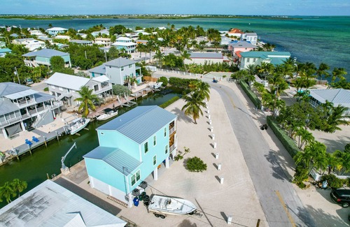 Breezeswept Beach Estates House | New Pool & built in Jacuzzi, Ocean views, 2 large decks, Quick Access to Water.