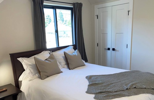 City Centre House | New, private, 1 bedroom carriage house downtown Kamloops (pet friendly)