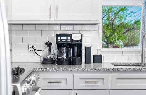 St. Edwards House | NEW! Private Backyard ~ 3 Mins to DT ~ Steps to SoCo ~ Grill, Coffee, Outdoor TV